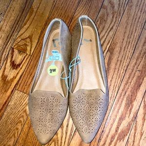 Brand New Report Pointy Toe Tan Suede Flats